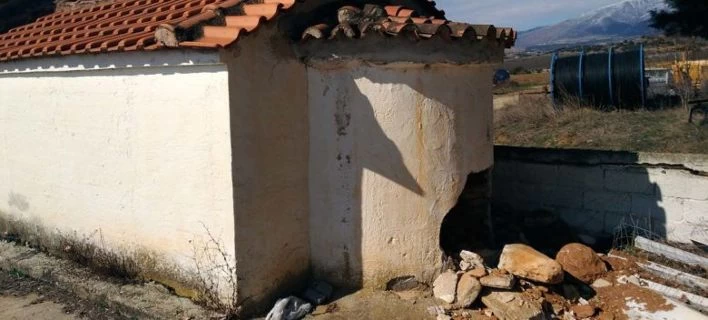 Ελασσόνα: Ιερόσυλοι γκρέμισαν τμήμα ναού για να βρουν χρυσές λίρες! (εικόνες)